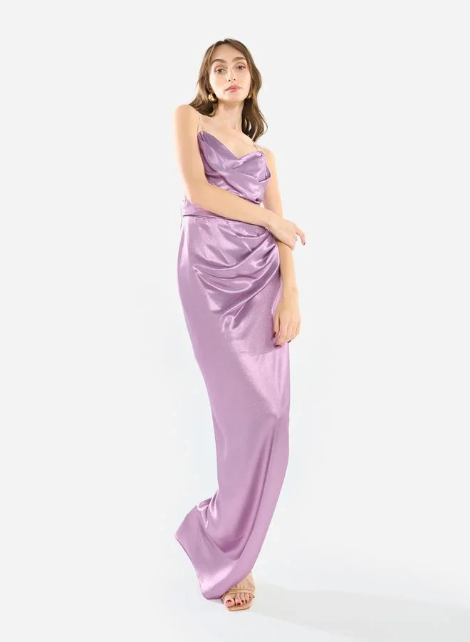 هاوس اوف مودا فستان سهرة طويل بياقة منسدلة وحمالات كريستال